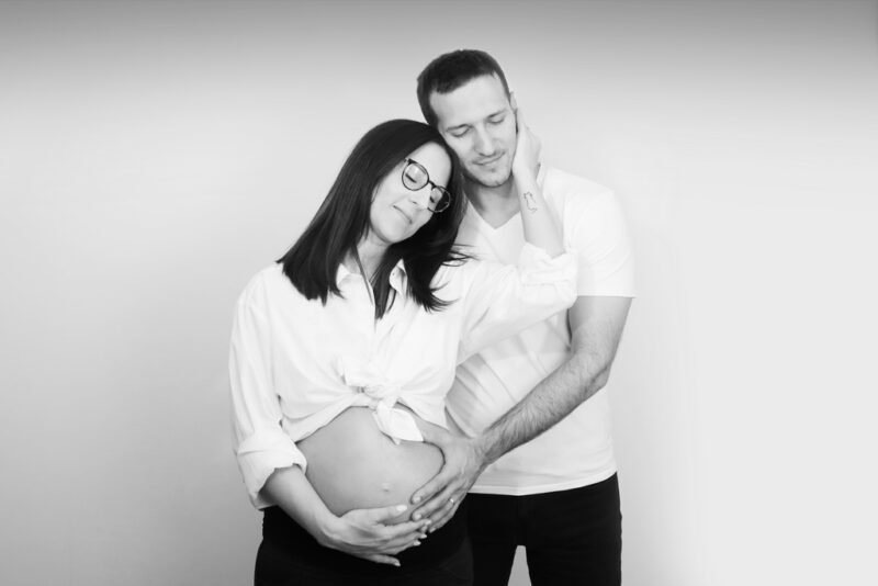 Couple shooting photo enceinte