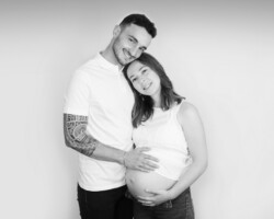 Photographe grossesse à Plaisir Couple grossesse noir et blanc