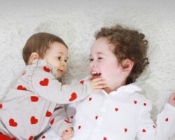 Photographe Studio dans les Yvelines Photo entre soeur bébé