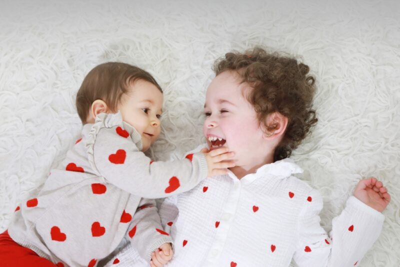 Photo entre soeur bébé