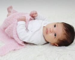 Photographe nouveau-né yeux ouverts Photo de bébé