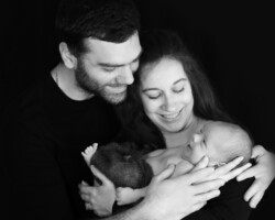 Photographe spécialisée dans les séance avec des nouveau-nés. Shooting photo bébé