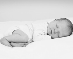 Shooting photo nouveau-né studio Position bébé séance photo réalisé par un profesionnel