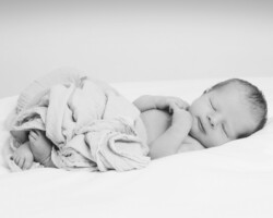 Shooting photo naissance Yvelines Nouveau-né noir et blanc Yvelines