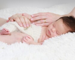 Nouveau-né bébé photo professionnelle en studio Photographe Naissance Plaisir dans les Yvelines