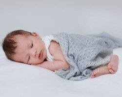 Séance photo en famille avec son bébé. Shooting naissance en famille. Photographe bébé Versailles